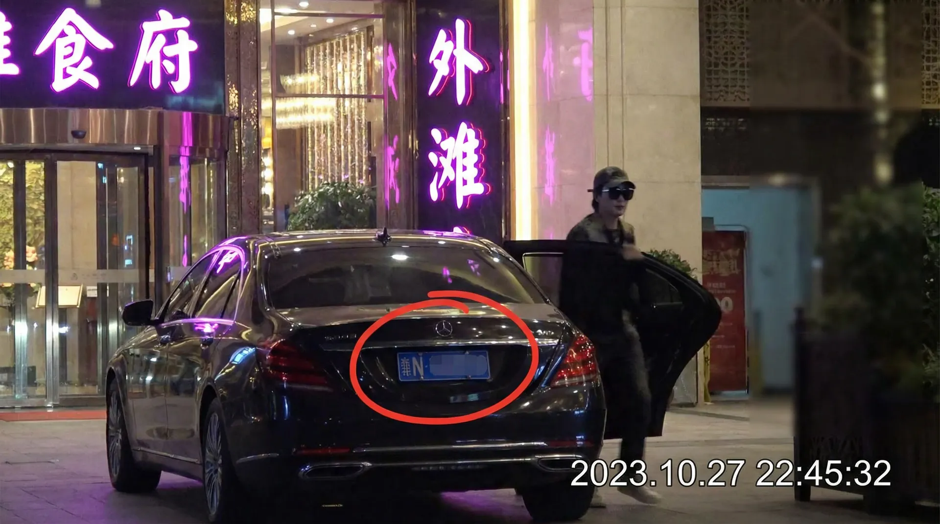 bwin体育官网 - 豪车餐厅外偷拍